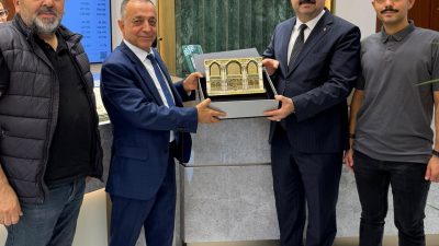 Uluslararası Esnaf Birliği (UEB), yeni açılan Zümrüt Kuyumculuk'u ziyaret ederek